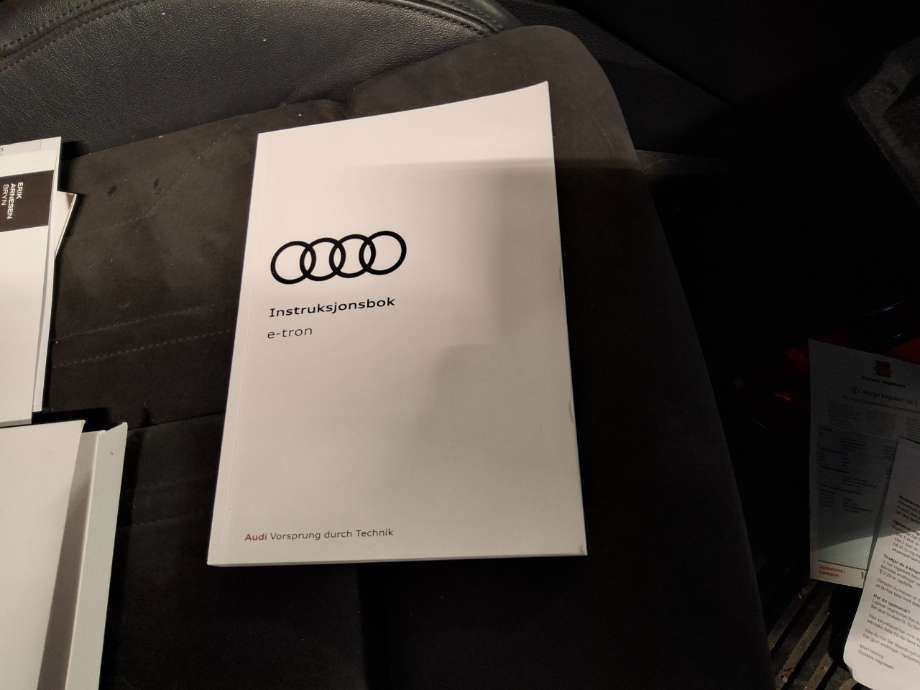 Instruksjonsbok til Audi e-tron, 2018-->>  (AUDI|)
