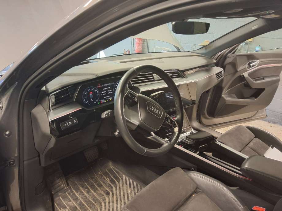 Dashbord til Audi e-tron, 2018-->>  (AUDI|)
