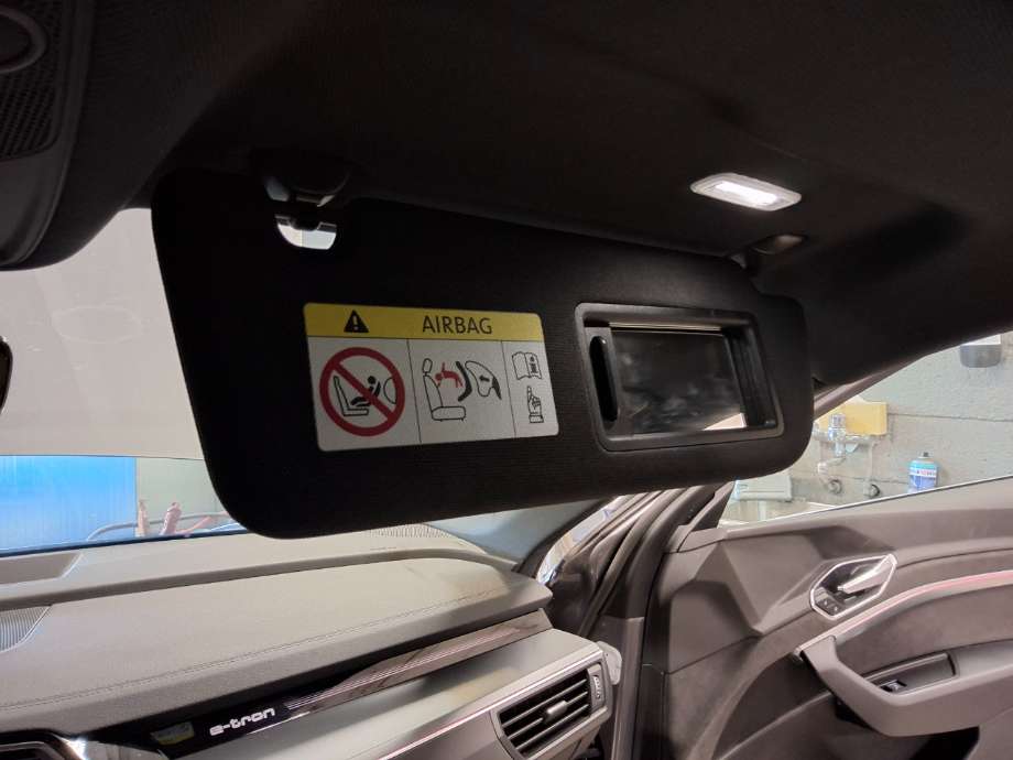 Solskjerm til Audi e-tron, 2018-->>  (AUDI|)