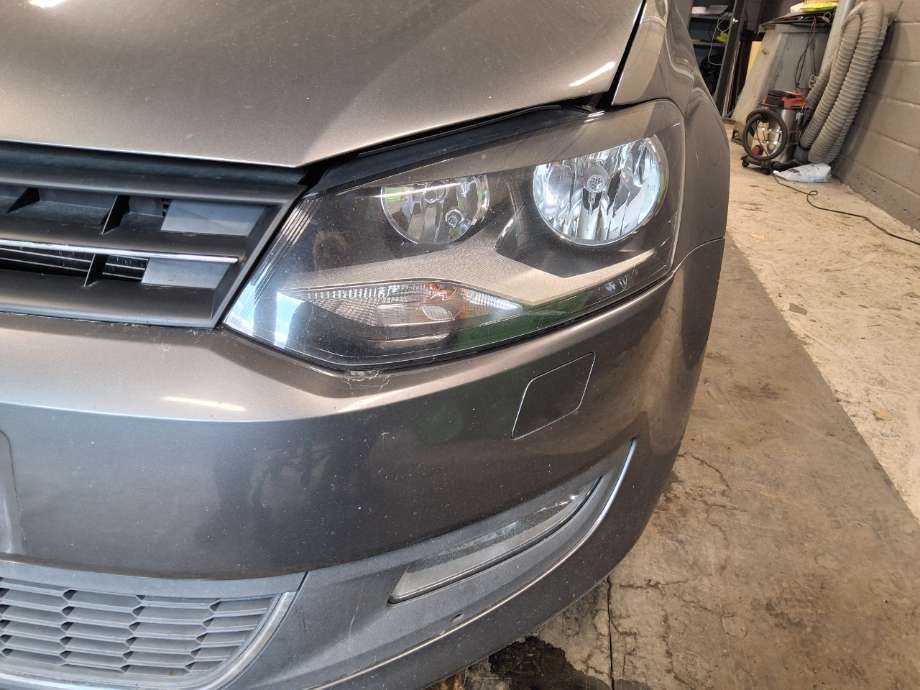 Frontlykt venstre halogen til VW Polo, 2009-2014 (Type V, Fase 1)  (VOLKSWAGEN|)