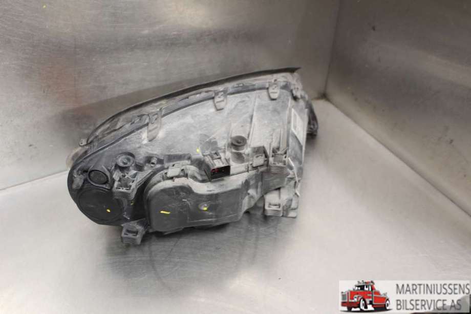 Frontlykt venstre halogen til Volvo V70 2007-2013 (Type III, Fase 1)  (VOLVO||31214351)