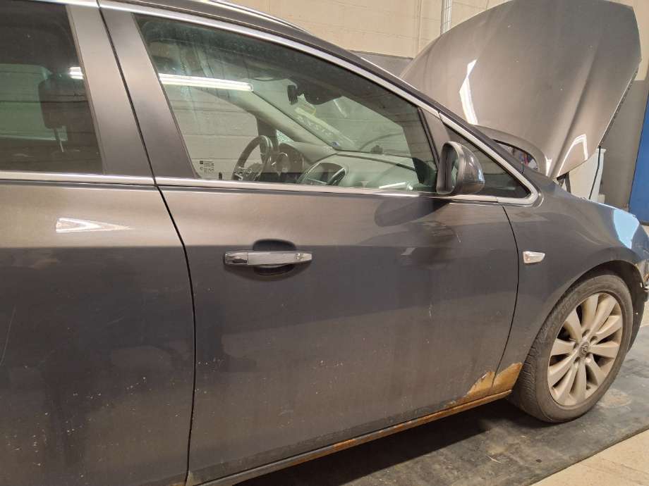 Dør høyre foran til Opel Astra J, 2010-2015  (OPEL|)