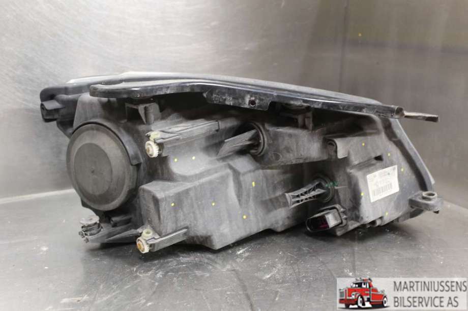 Frontlykt venstre halogen til VW Caddy 2010-2015 (Type III, Fase 2)  (VOLKSWAGEN||2K5 941 005 A)
