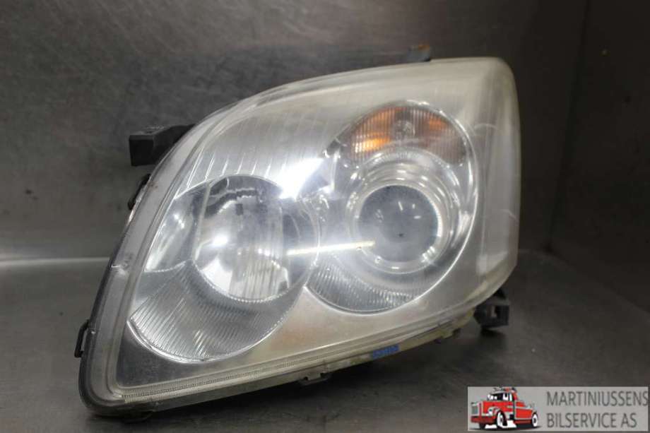 Frontlykt venstre halogen til Toyota Avensis, 2003-2008 (Type II)  (TOYOTA|)