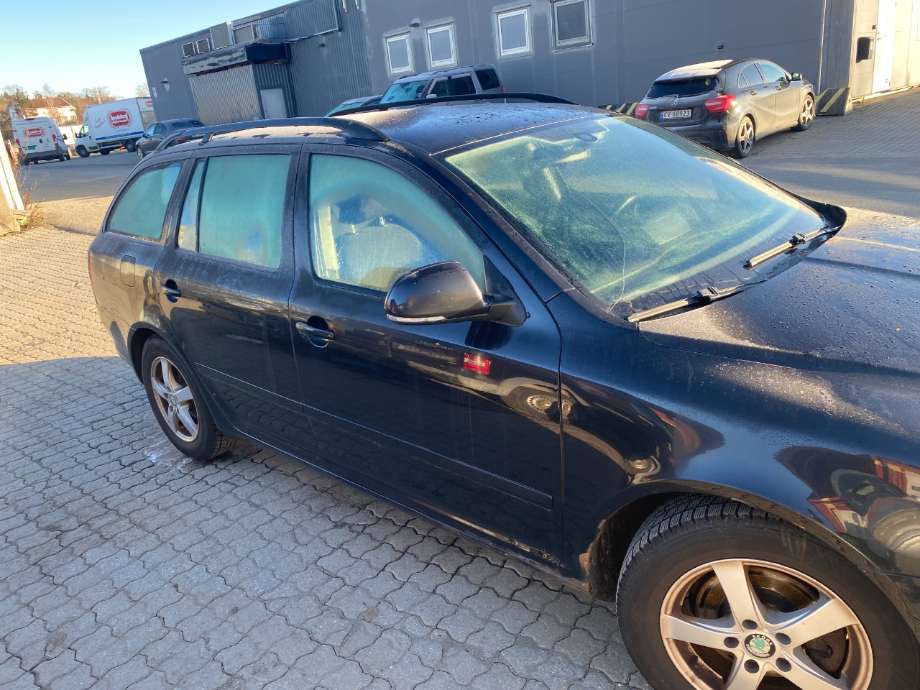 Skjerm høyre foran til Škoda Octavia 2009-2013 (Type II, Fase 2) (SKODA|)