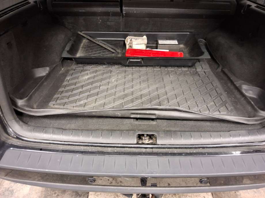 Bagasjerom teppe/gulvplate til Volvo V70, 2005-2007 (Type II, Fase 2)  (VOLVO|)