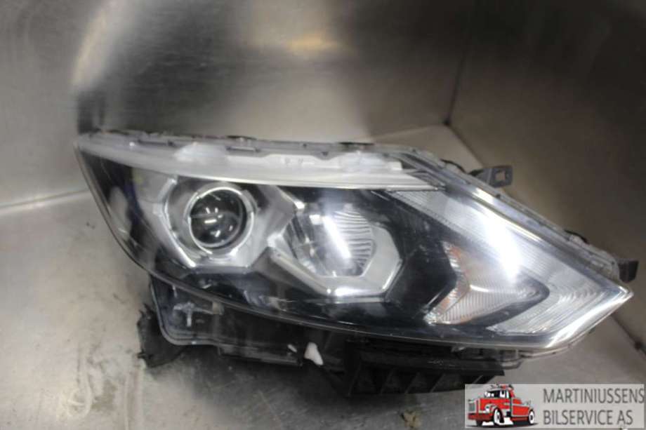 Frontlykt venstre halogen til Nissan Qashqai 2014-2021 (Type II)  (NISSAN||MD E13 13899L)