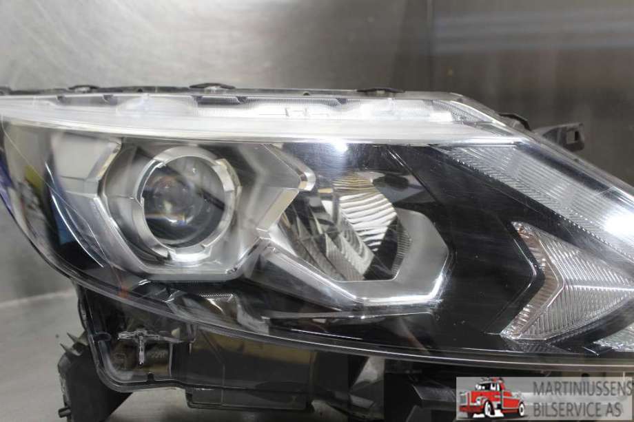 Frontlykt høyre halogen til Nissan Qashqai 2014-2021 (Type II)  (NISSAN||MD E13 13899R)