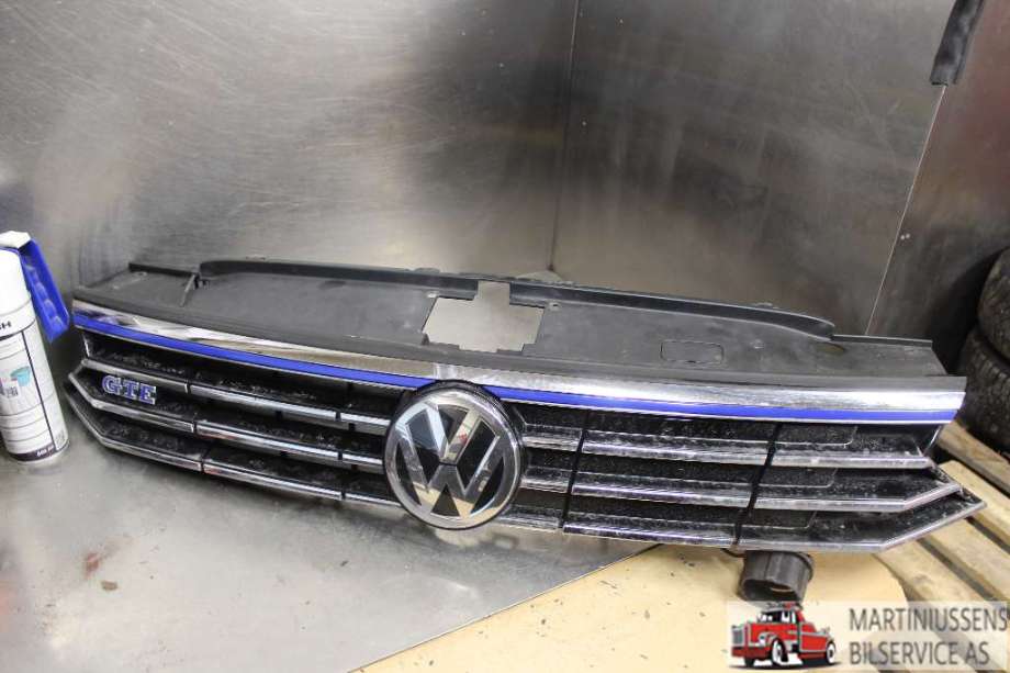 Grill til VW Passat 2015-2019 (Fase 1) (B8) (B8) (VOLKSWAGEN||3G0 853 653 B)