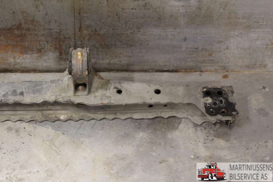 Travers foran hoved til Toyota Avensis 2009-2015 (Type III, Fase 1)  (TOYOTA|)