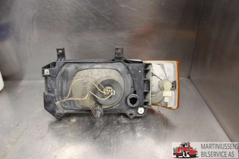 Frontlykt høyre halogen til VW Transporter / Caravelle 1990-2003 (T4) (T4) (VOLKSWAGEN||302-136 370-00)
