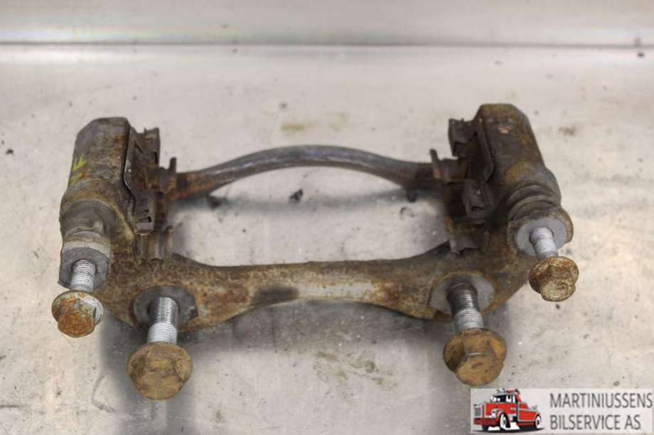 Bremsecaliper brakett til VW Amarok, 2016-2022 (Type I, Fase 2)  (VOLKSWAGEN|2H0 615 125 A)