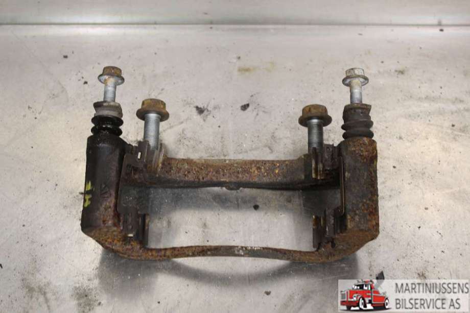 Bremsecaliper brakett til VW Amarok, 2016-2022 (Type I, Fase 2)  (VOLKSWAGEN|2H0 615 125 A)