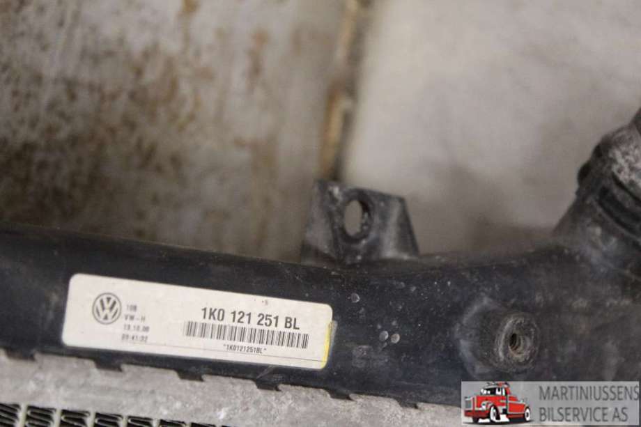 Radiator (manuell gir) til VW Caddy 2004-2010 (Type III, Fase 1)  (VOLKSWAGEN||MÅ SJEKKES)