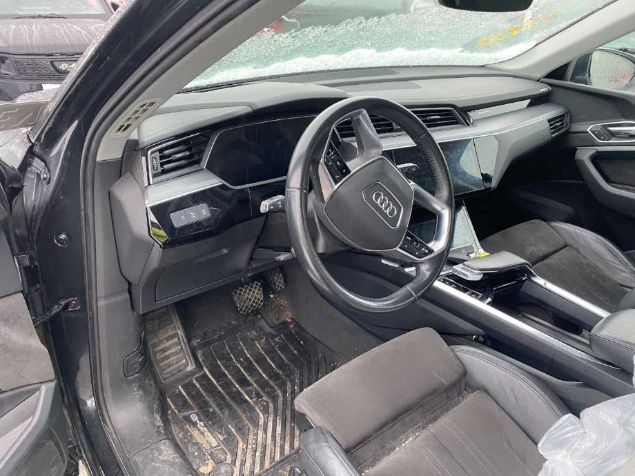 Sete foran høyre til Audi e-tron, 2018-->> (AUDI|)