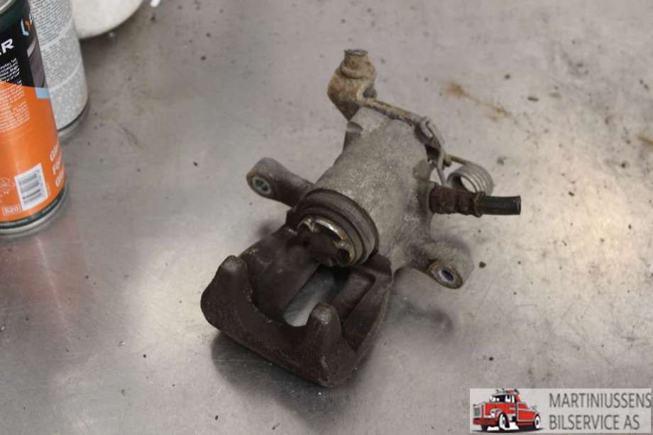 Bremsecaliper venstre bak til Mitsubishi Colt 2009-2013 (Type VII, Fase 2)  (MITSUBISHI|)
