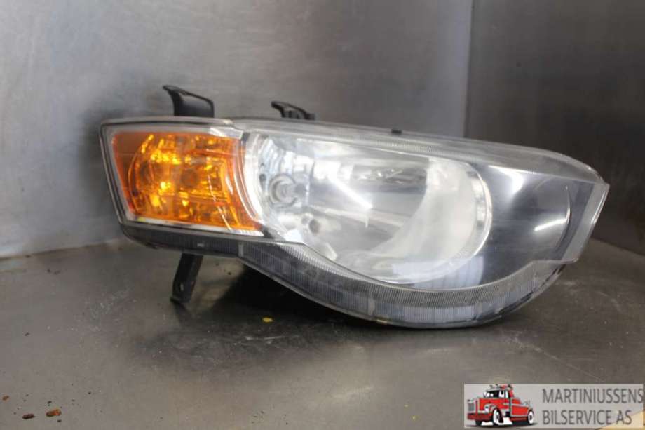 Frontlykt høyre halogen til Mitsubishi Colt, 2009-2013 (Type VII, Fase 2)  (MITSUBISHI|)