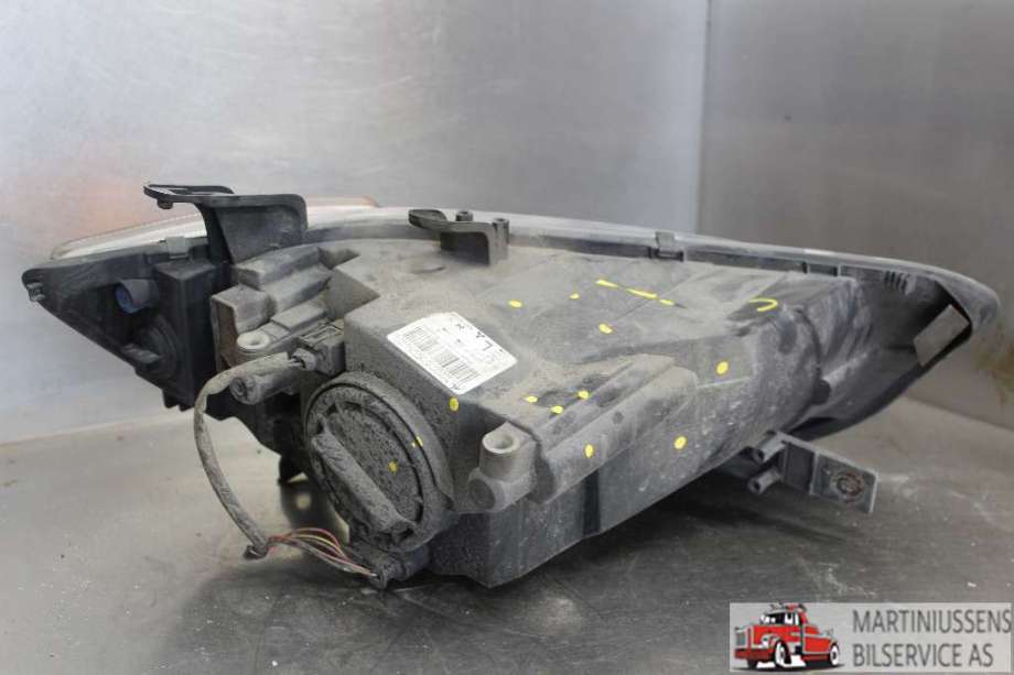 Frontlykt venstre halogen til Mitsubishi Colt 2009-2013 (Type VII, Fase 2) (MITSUBISHI||0 301 249 301 00)