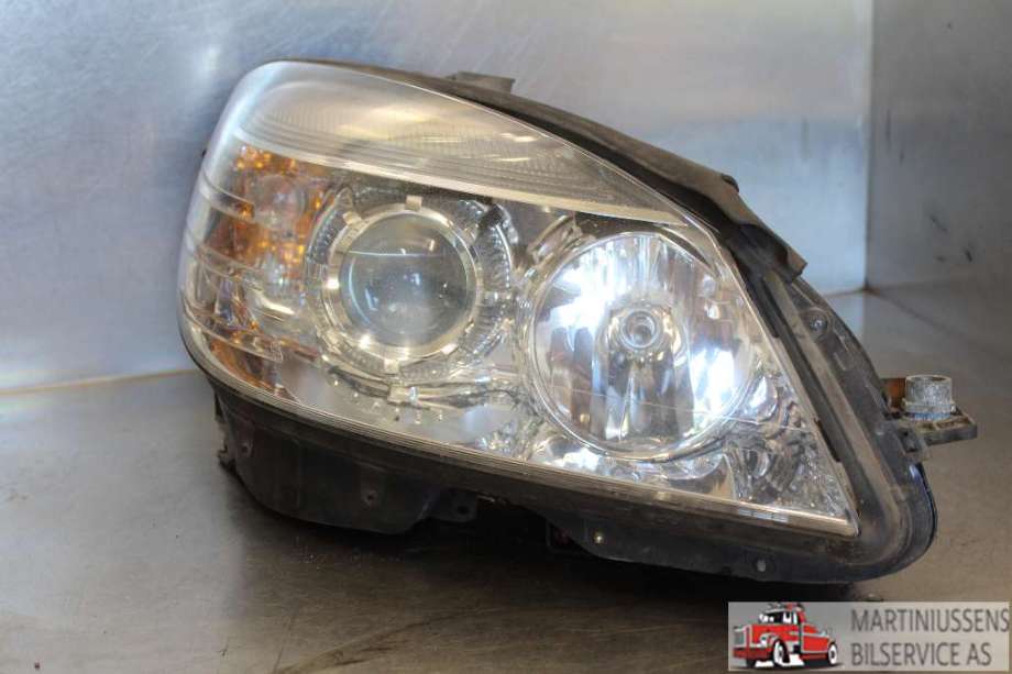 Frontlykt høyre halogen til Mercedes C-Klasse 2007-2011 (Fase 1) (W204) (W204) (MERCEDES||A 204 820 84 61)