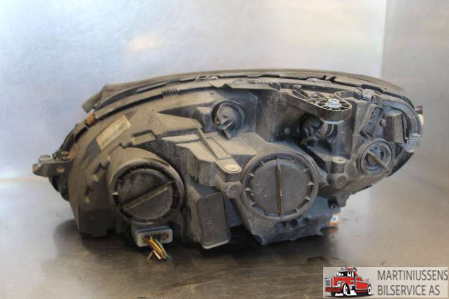 Frontlykt høyre halogen til Mercedes C-Klasse 2007-2011 (Fase 1) (W204) (W204) (MERCEDES||A 204 820 84 61)