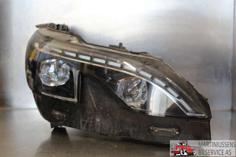 Frontlykt høyre halogen til Peugeot 3008 2016-->> (Type II) (PEUGEOT||16 740 179 80)
