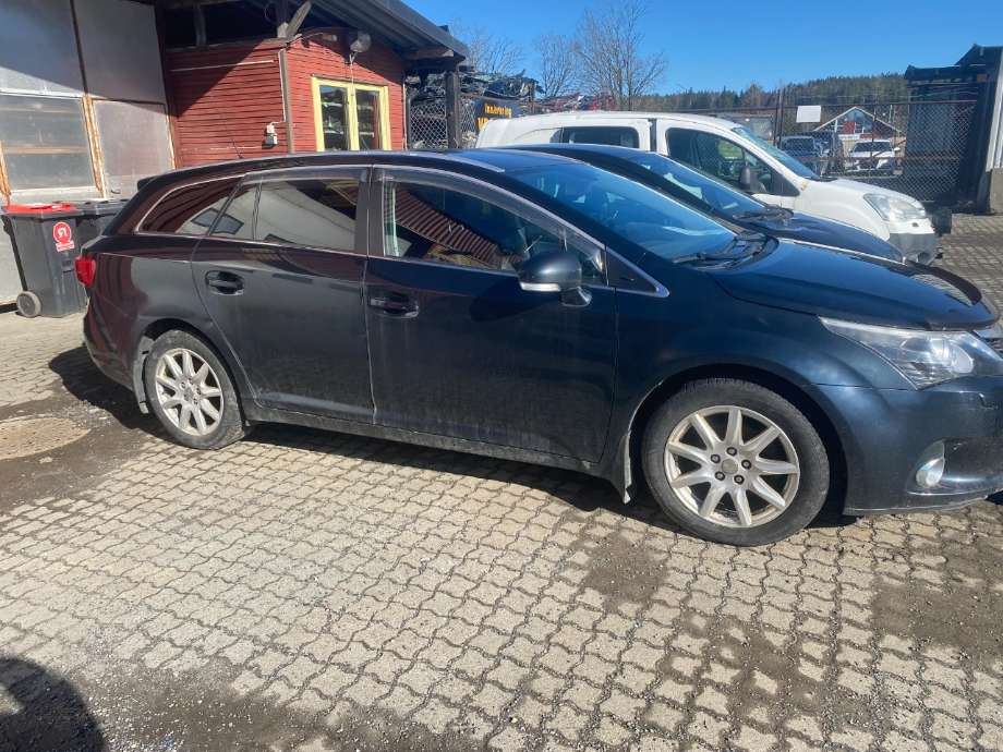 Dør høyre foran til Toyota Avensis, 2009-2015 (Type III, Fase 1)  (TOYOTA|)