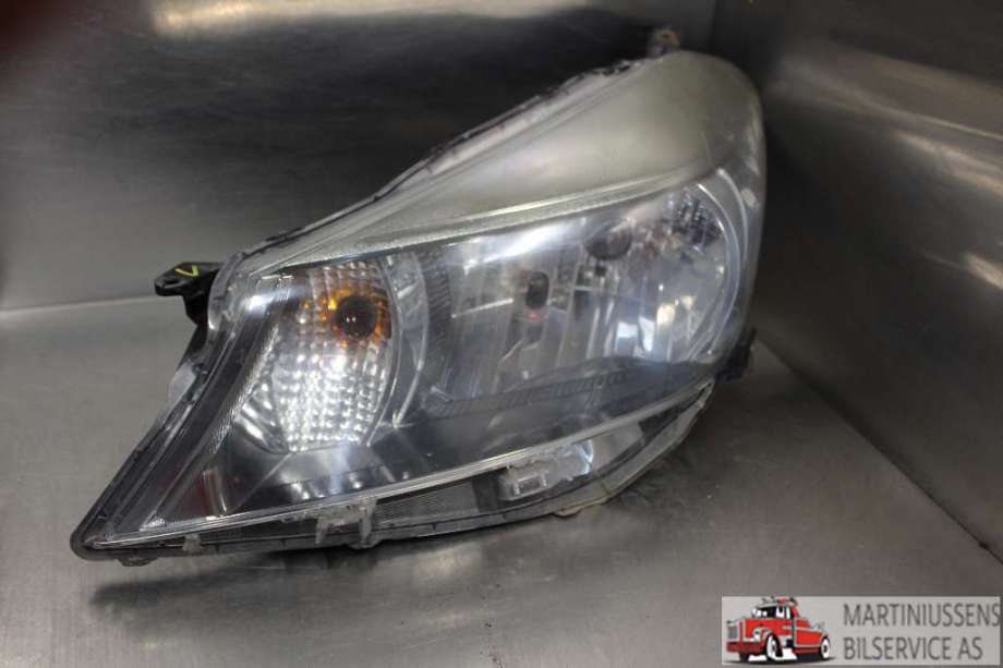 Frontlykt venstre halogen til Toyota Yaris, 2012-2014 (Type III, Fase 1)  (TOYOTA|)