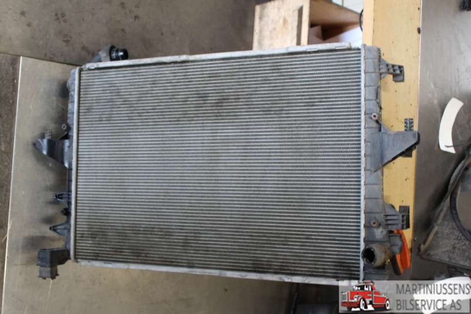 Radiator (manuell gir) til VW Transporter / Caravelle 2009-2015 (Fase 2) (T5) (T5) (VOLKSWAGEN||7E0 121 253 A)
