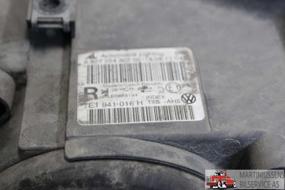 Frontlykt høyre halogen til VW Transporter / Caravelle 2009-2015 (Fase 2) (T5) (T5) (VOLKSWAGEN|7E1 941 016 H|)