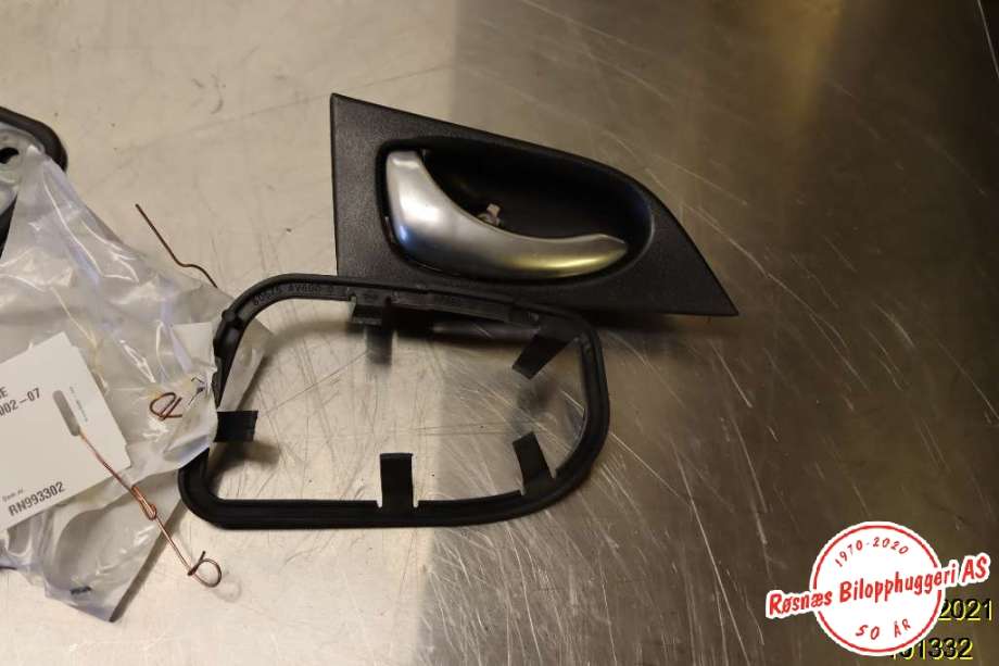 Dørhåndtak inv venst foran til Nissan Primera, 2002-2007 (P12) (P12) (NISSAN|80671AV600)