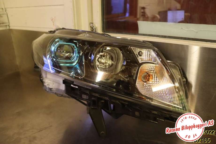 Frontlykt høyre halogen til Suzuki Vitara, 2015-->> (Type IV) (SUZUKI|100-18095)