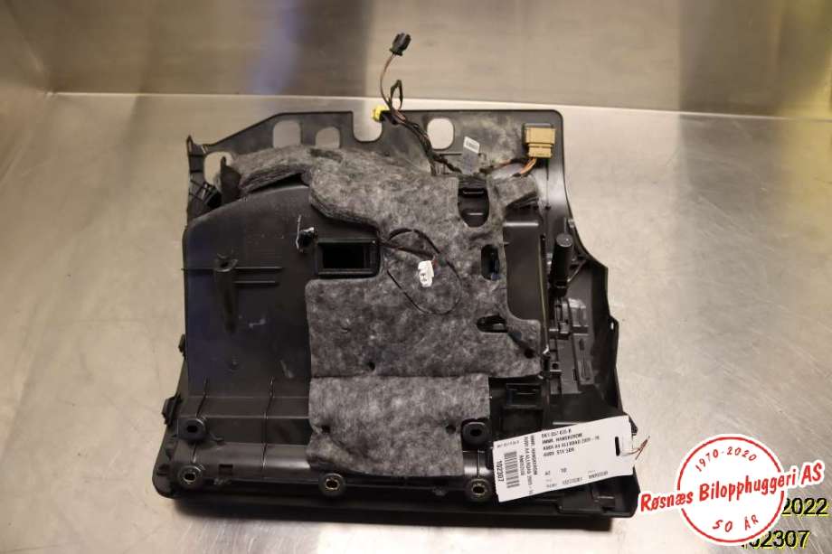 Hanskerom til Audi A4, Allroad 2009-2016 (Type I) (B8) (B8) (AUDI|8K1 857 035 B|)