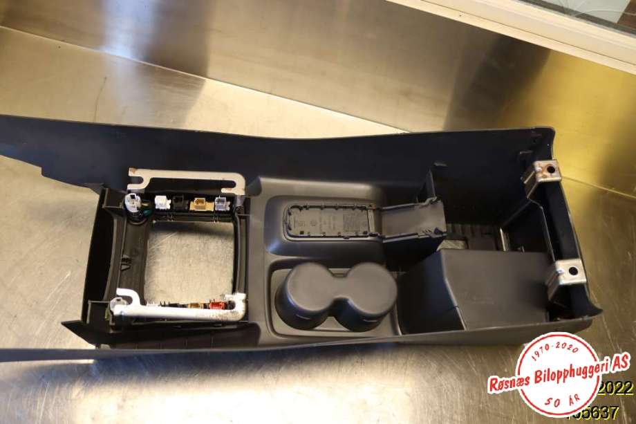 Innredning, Konsoll til VW Amarok 2010-2016 (Type I, Fase 1)  (VOLKSWAGEN|2H0 863 243|)