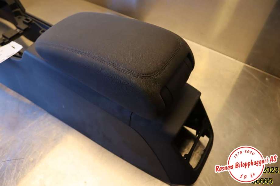 Sete armlene lokk til Audi A3 2016-2020 (Type III, Fase 2)  (AUDI|8V1 863 241 J|)