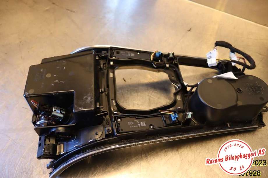 Innredning, Konsoll til Mercedes C-Klasse 2014-2018 (Fase 1) (W205) (W205) (MERCEDES|A2056800110Q6|)