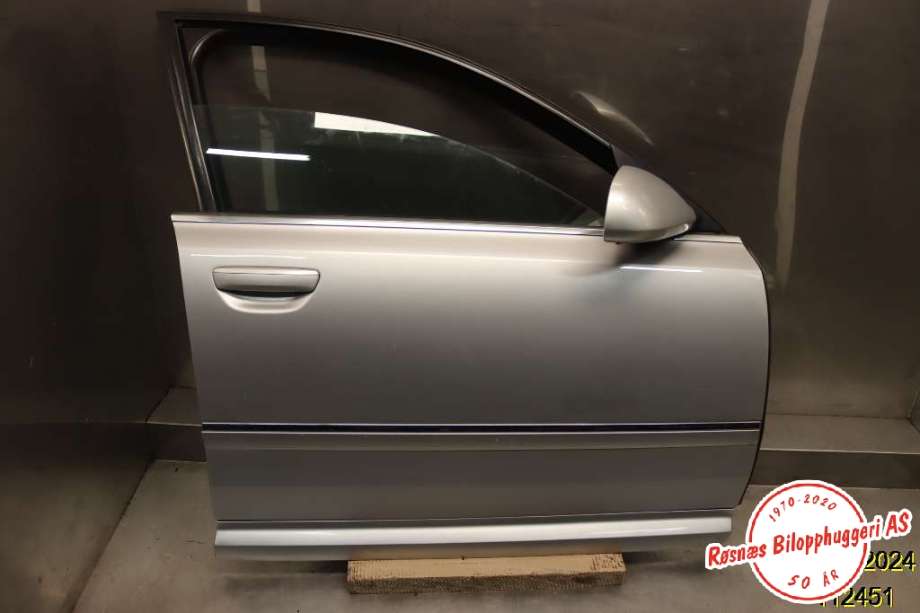 Dør høyre foran til Audi A8, 2003-2010 (Type II) (AUDI|)
