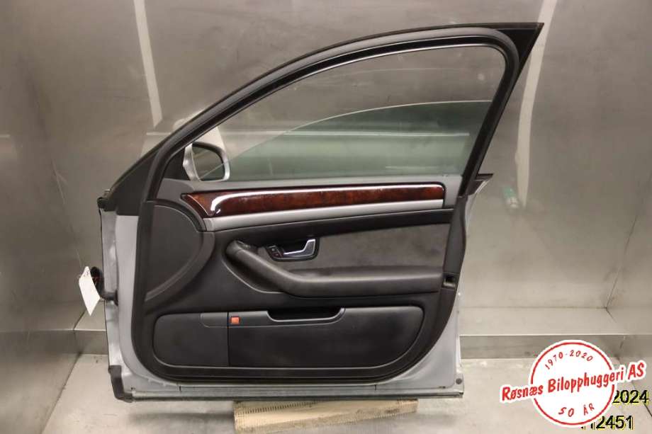 Dør høyre foran til Audi A8 2003-2010 (Type II)  (AUDI|)