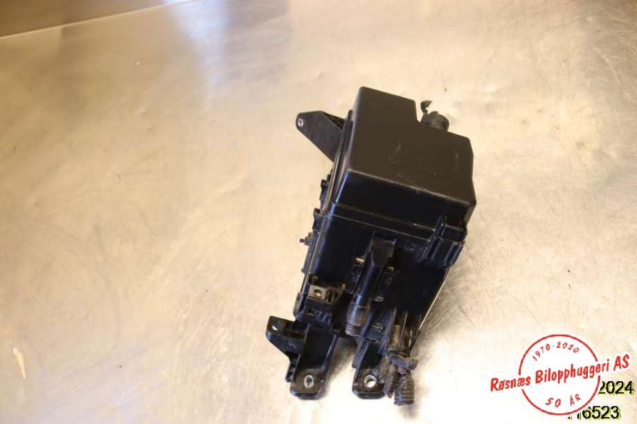 Sikringsboks til Toyota RAV4, 2016-2019 (Type IV, Fase 2)  (TOYOTA|8263048010)
