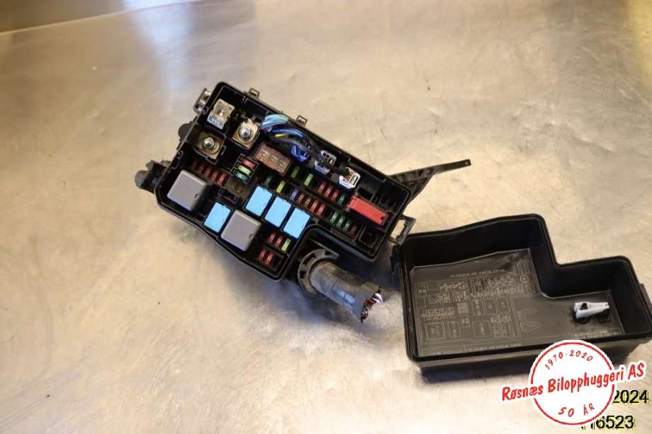 Sikringsboks til Toyota RAV4 2016-2019 (Type IV, Fase 2)  (TOYOTA|8263048010|)
