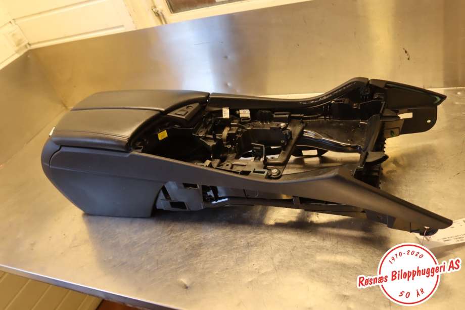 Innredning, Konsoll til BMW 5-Serie 2010-2017 (F10/F11) (F10/F11) (BMW|51 16 9 288 907|)