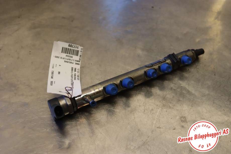Dyseskinne (fuelrail) til BMW 5-Serie 2010-2017 (F10/F11) (F10/F11) (BMW|13 53 7 800 601|)