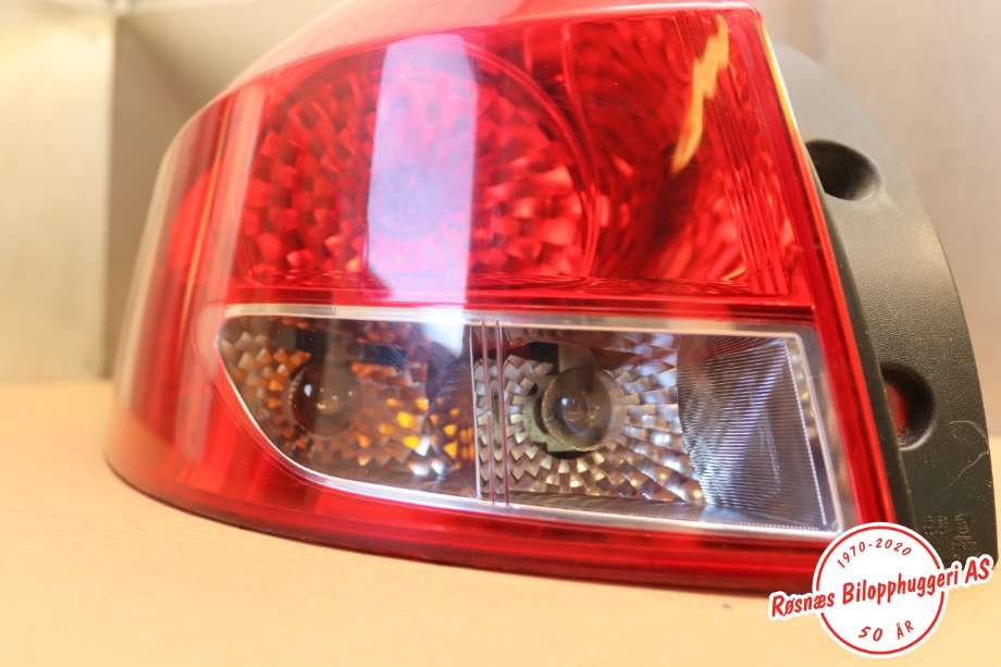 Baklykt venstre til Renault Clio 2009-2012 (Type III, Fase 2)  (RENAULT||8200586843)