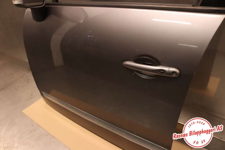 Dør venstre foran til Renault Scenic 2009-2016 (Type III)  (RENAULT|801013881R|)