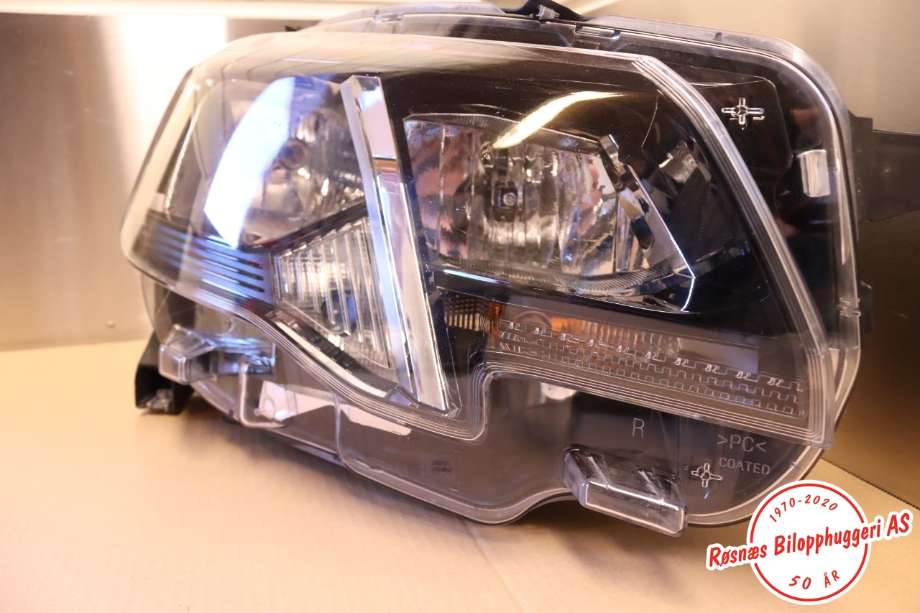 Frontlykt høyre halogen til Peugeot Partner 2019-->> (Type III)  (PEUGEOT||9816826880)