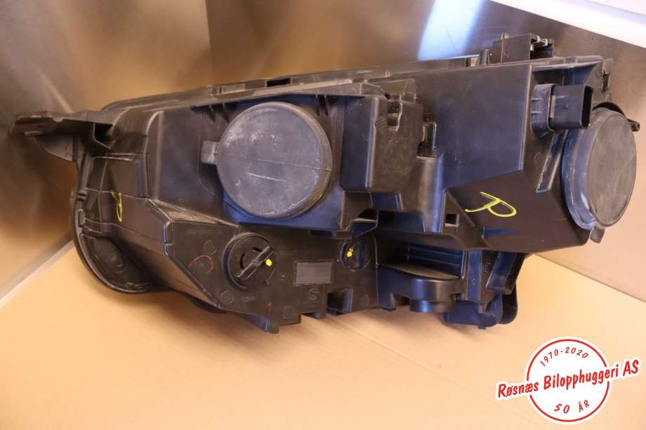 Frontlykt høyre halogen til Peugeot Partner 2019-->> (Type III)  (PEUGEOT||9816826880)