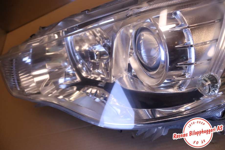 Frontlykt venstre halogen til Mitsubishi Outlander 2010-2012 (Type II, Fase 2)  (MITSUBISHI|8301B557|)