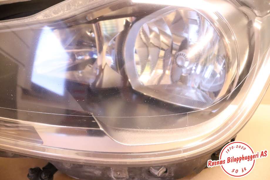 Frontlykt venstre halogen til Mercedes C-Klasse 2011-2014 (Fase 2) (W204) (W204) (MERCEDES||A2048209559)