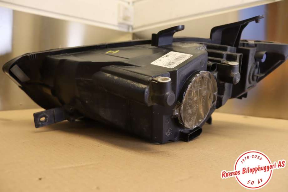 Frontlykt høyre halogen til Mitsubishi Colt 2009-2013 (Type VII, Fase 2) (MITSUBISHI||030124930200)