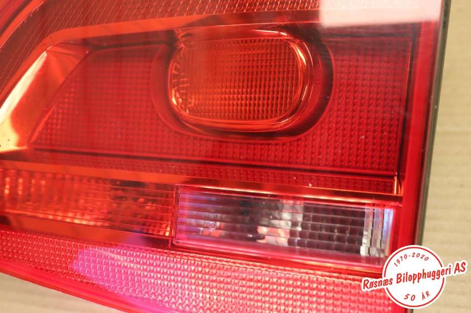 Baklykt høyre indre til VW Touran 2007-2010 (Type I, Fase 2)  (VOLKSWAGEN||1T0 945 094 A)