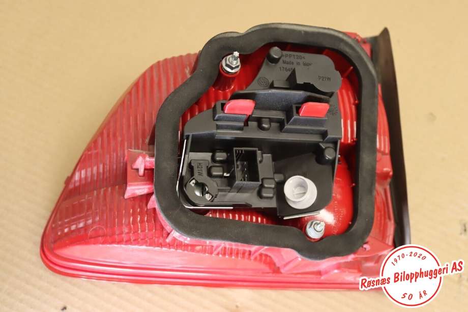 Baklykt høyre til VW Touran 2007-2010 (Type I, Fase 2) (VOLKSWAGEN|1T0 945 096 R|)